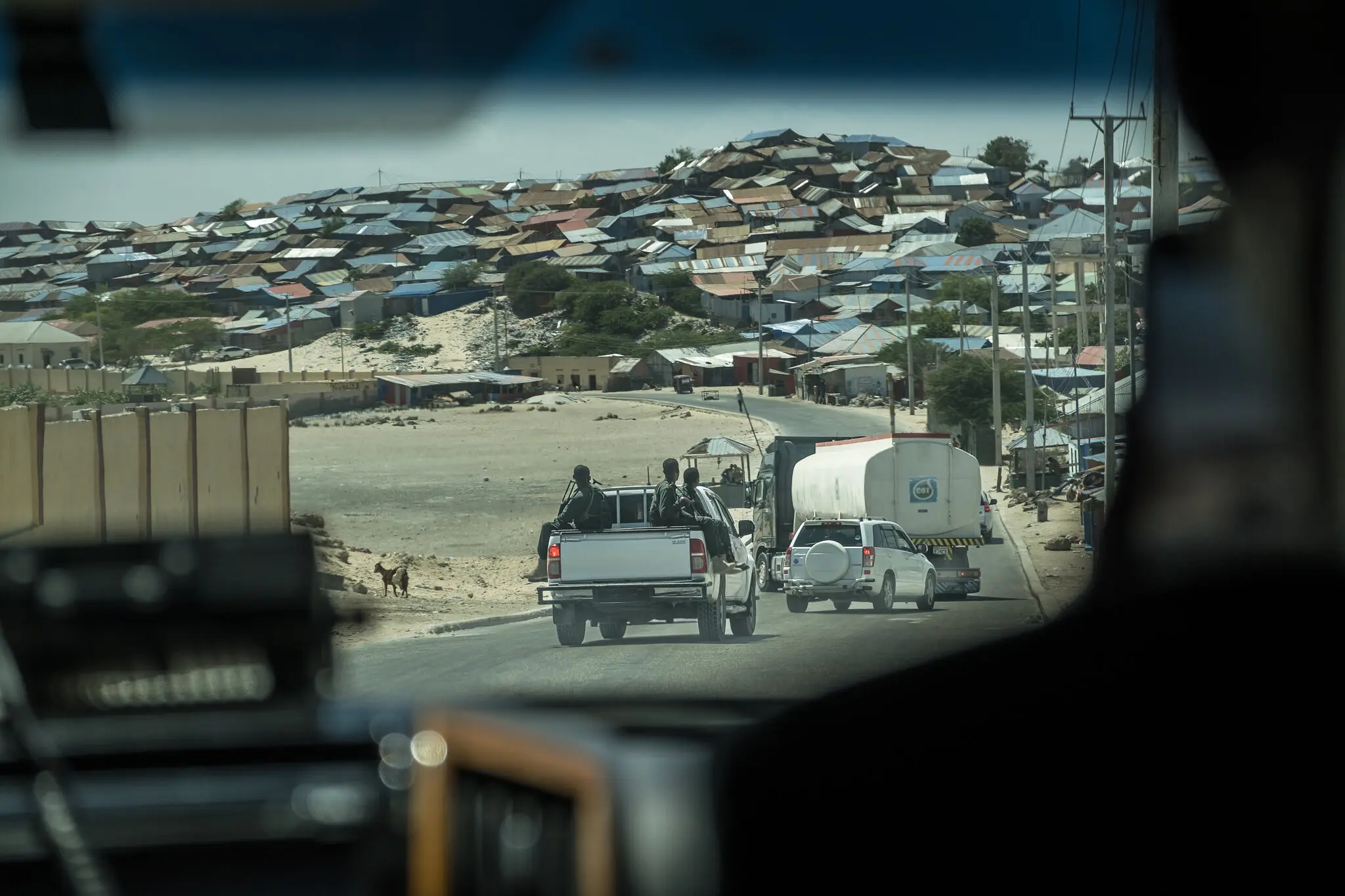 Машина з приватними охоронцями в Могадішо. Офіційні особи планують, як подбати про безпеку країни після того, як миротворці Африканського Союзу вийдуть пізніше цього року.